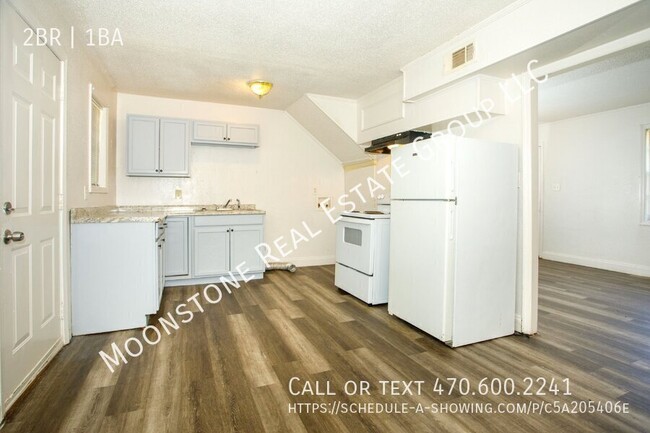 Building Photo - Spacious 2-story townhome apartment in Eas...