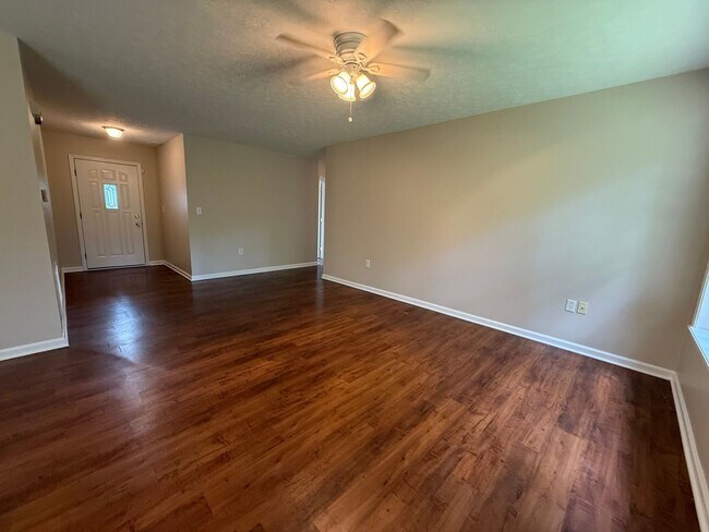 Building Photo - Beautiful 3 Bedroom 2 bath home