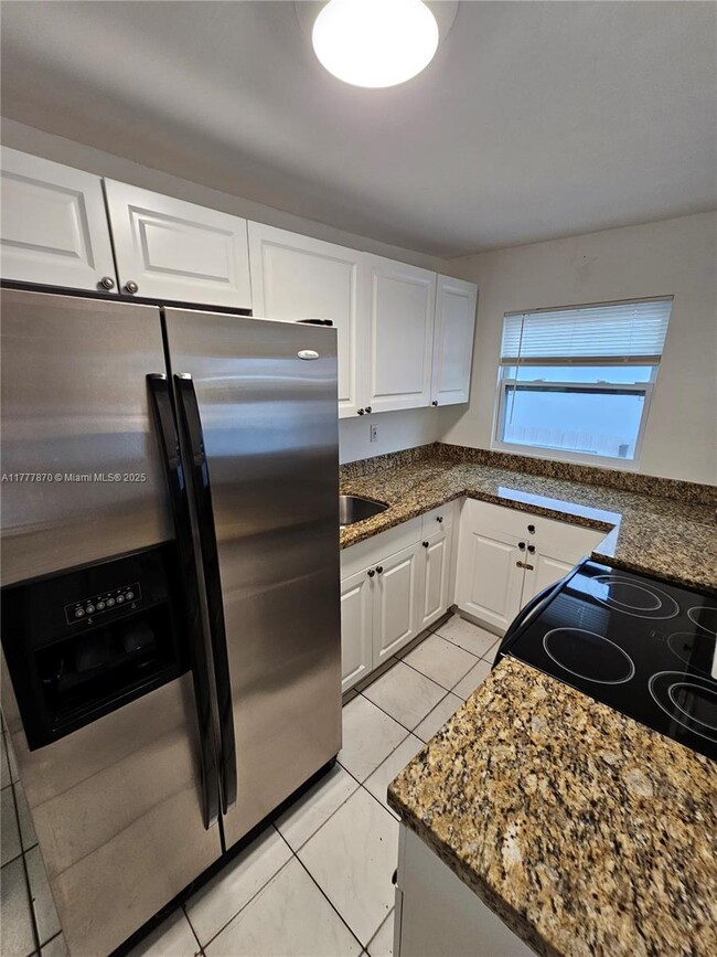 Building Photo - 330 SW 79th Ct
