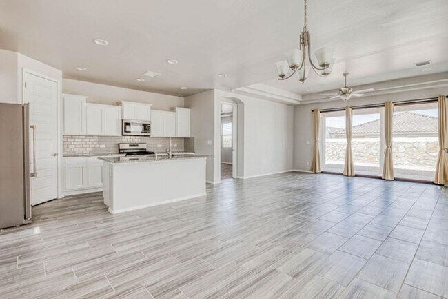 Building Photo - Beautiful East side House