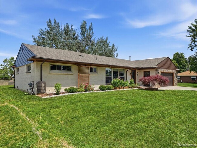 Building Photo - 39582 Burton Dr