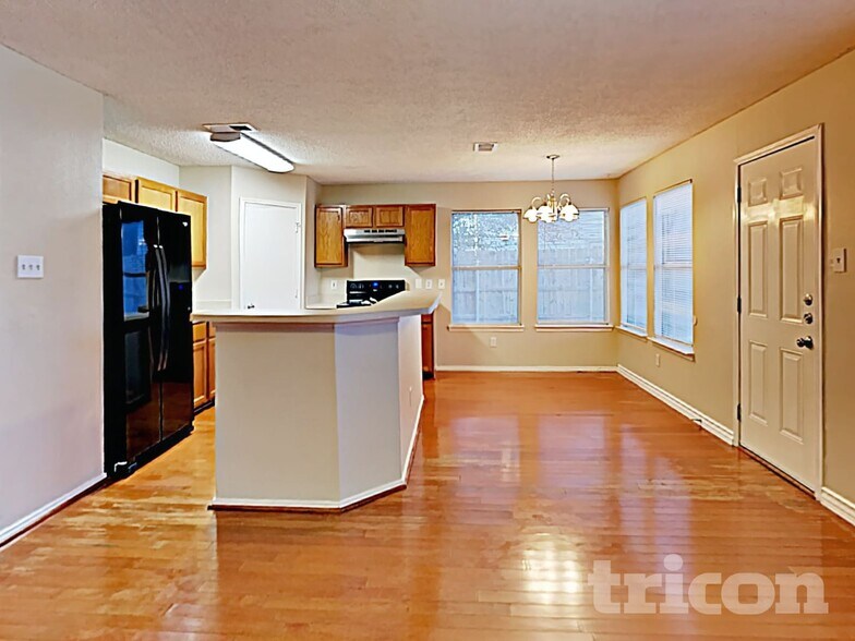 Building Photo - 2036 Talon Dr