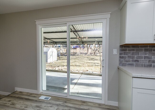 Building Photo - Newly Remodeled 5 Bed Home with Huge Yard