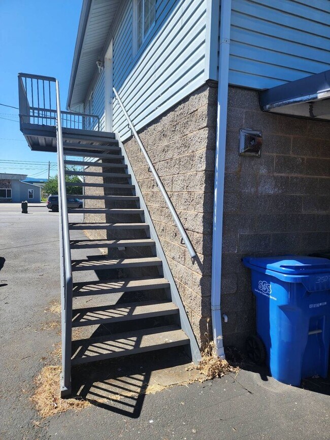 Building Photo - 352 S Calapooia St