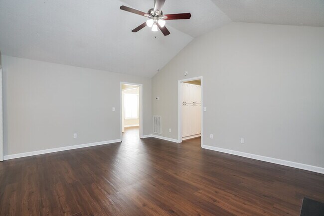 Building Photo - 524 Summit Way