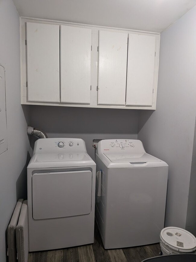 Building Photo - Fully furnished. All utilities included 3 Bed 1.5 Bath House