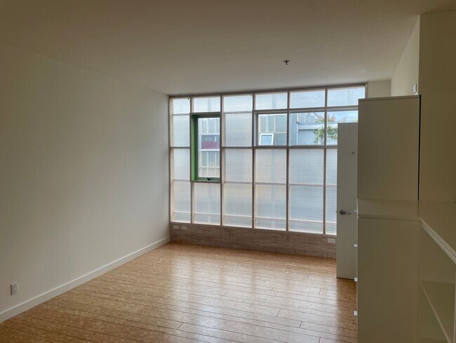 Building Photo - Bright Live-Work Studio  & Tall Ceilings o...