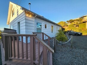 Building Photo - Beautiful 3 Bed / 2 Bath House With a Gorgeous View!