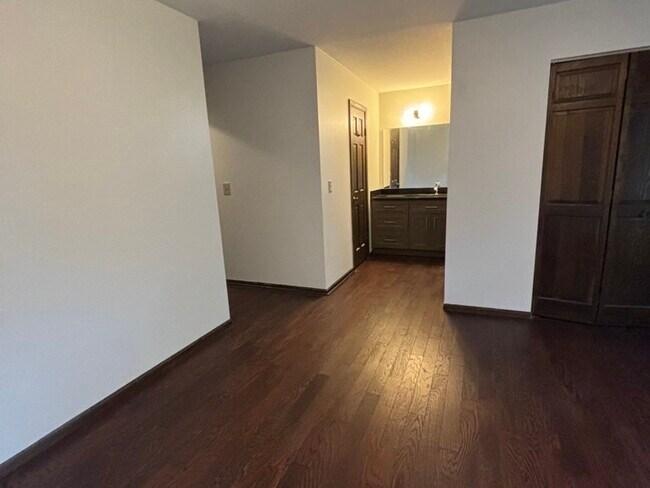 Building Photo - 4080 N Parkside Dr