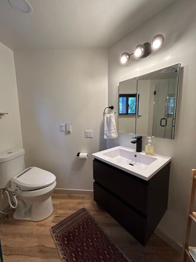 Building Photo - Fully Furnished, Beautifully Remodeled Cha...