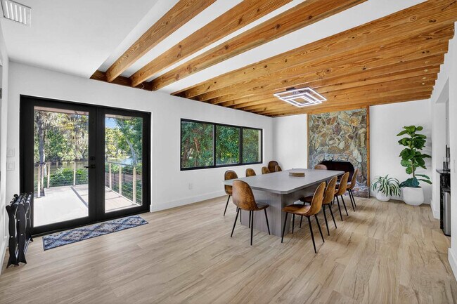 Building Photo - 511 S Riverhills Dr