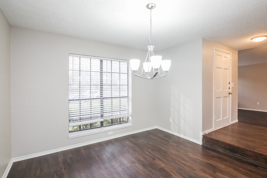 Building Photo - 2241 Collier Ct