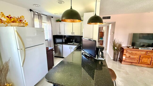 Building Photo - 361 Tilford Q