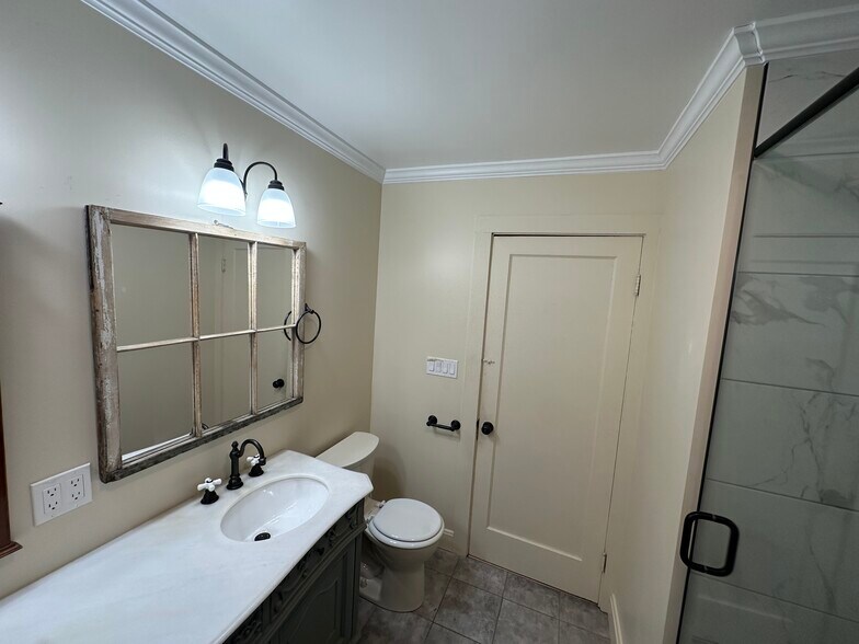 Building Photo - 4 Maple Ave