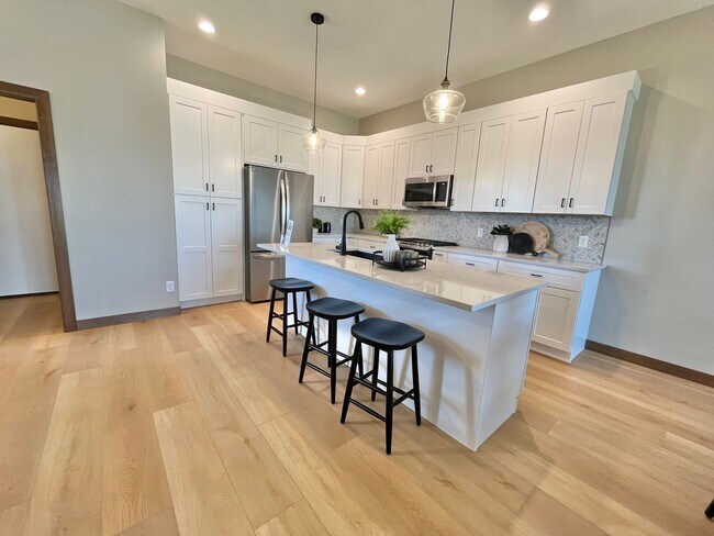 Building Photo - 5 Bed/2.5 Bath Twinhome For Rent!