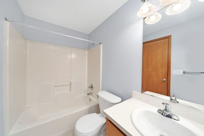 Building Photo - Big 2 bedroom townhouse. Minutes to Portland!!!!