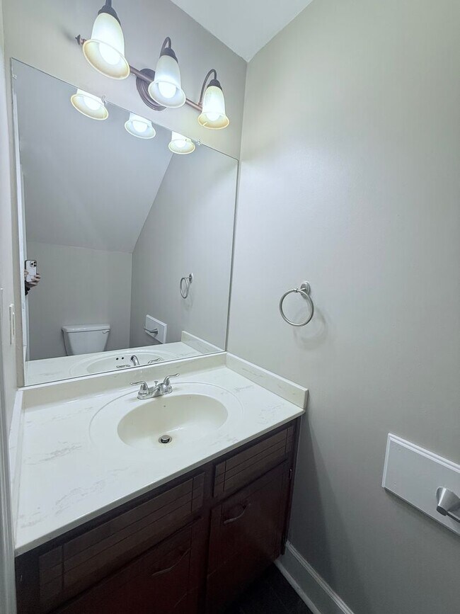 Building Photo - 2 bedroom townhome in Oakwood, GA