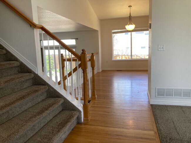 Building Photo - Spacious 4 Bed / 2.5 Bath Westminster Home