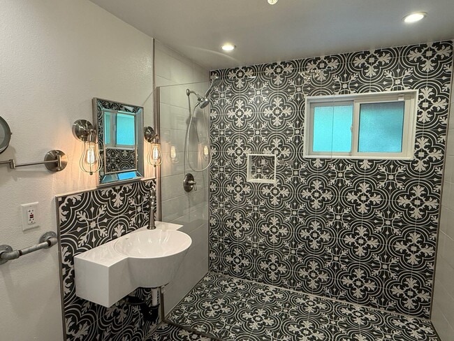 Building Photo - Brand New Apartment in Mukilteo with Parti...