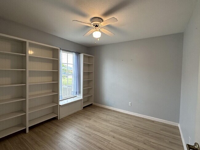 Building Photo - You'll love this charming 3/2/2 home in th...