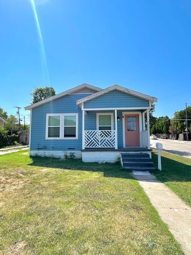 Building Photo - Cute 2 bed/1 bath House Steps Away from Park