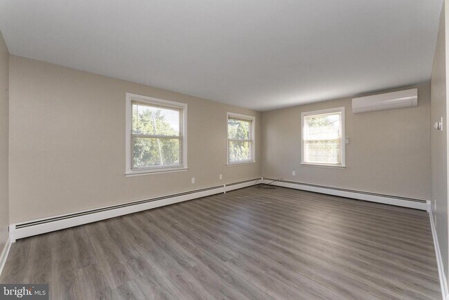 Building Photo - 243 Roesch Ave