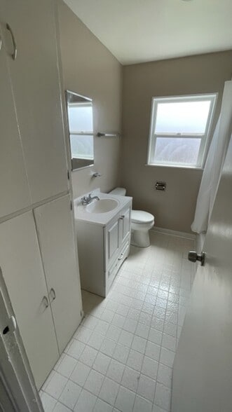 bathroom - 2538 W Ramona Rd