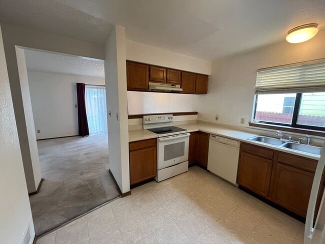 Building Photo - Beautiful 3 bed 2 1/2 bath with 2 car garage! (NEW PICTURES TO COME!!)