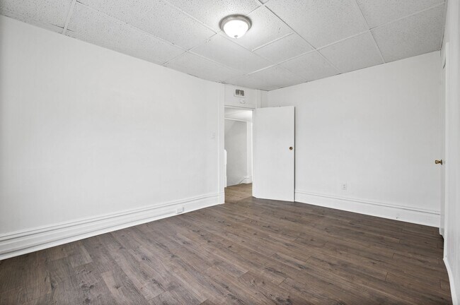 Building Photo - Spacious 3 Bed, 1 Bath Apartment in Garfie...