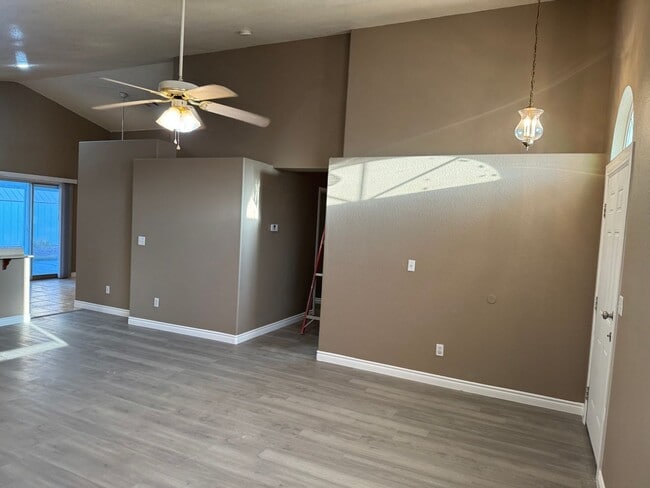 Building Photo - 2 Bedroom FAST MOVE IN!