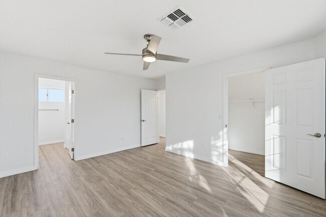 Building Photo - Ready to Move in! Three bedrooms