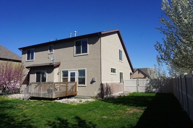 Building Photo - Gorgeous 4 Bedroom Sandy Home "Pet Friendly"