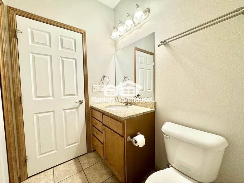 Building Photo - 2000 Meadow Ct