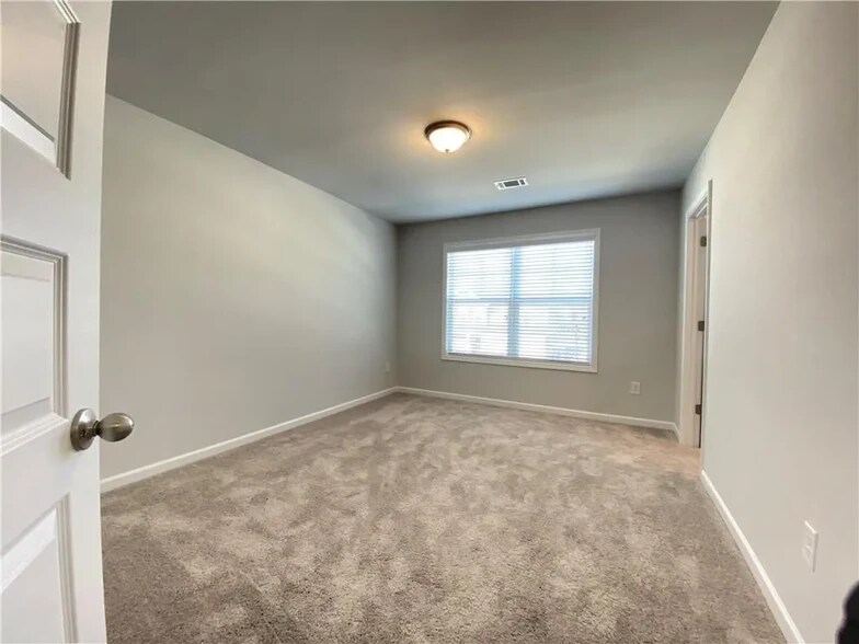 Building Photo - 384 Sterling Creek Way