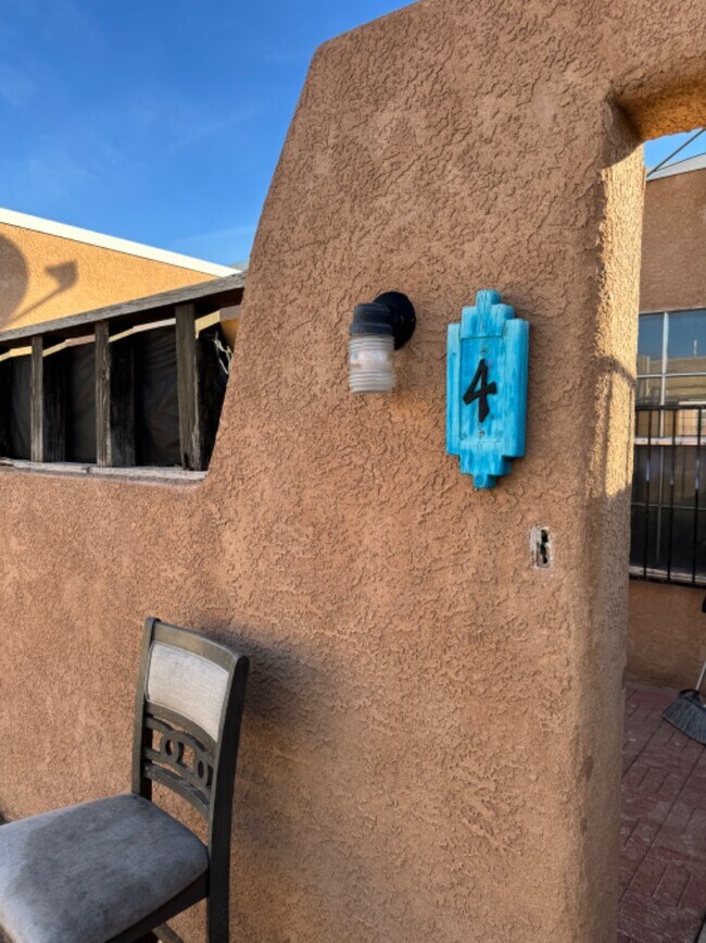 Building Photo - 912 San Pedro Dr SE