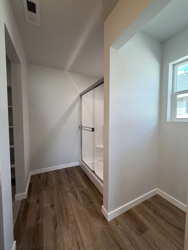 Building Photo - Move-In Special! Brand new 3 bed 2 bath ho...