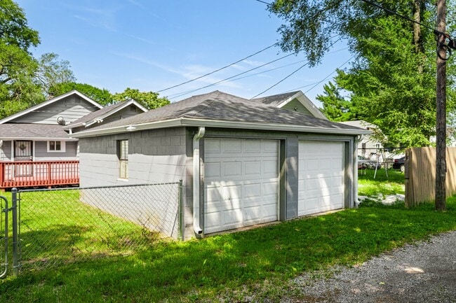 Building Photo - 1215 N Warman Ave