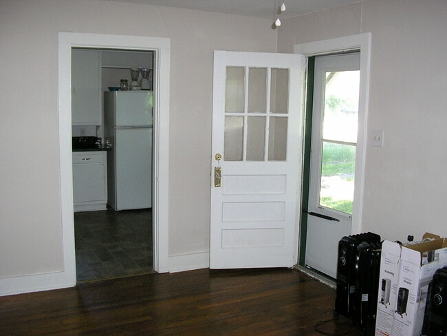 Building Photo - 1635 Sharon Dr