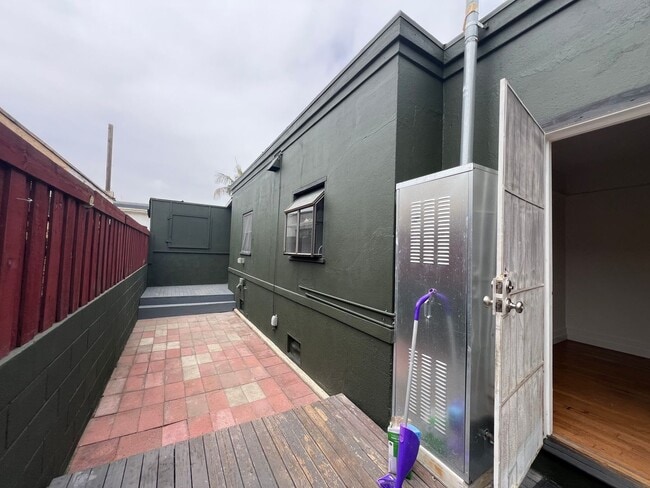 Building Photo - Retro Style Two Bedroom, Centrally Located