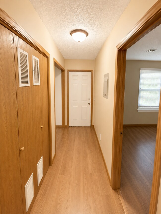 Building Photo - 4 Bedroom Westside Townhome | Great Location | Low-Maintenance Living