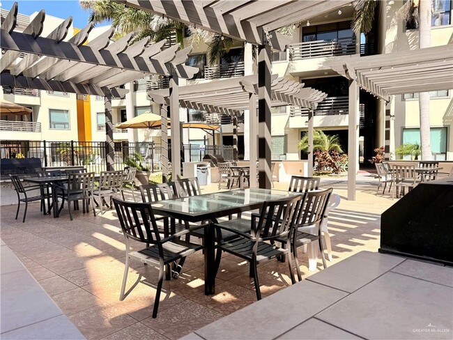 Building Photo - 38 Travis St