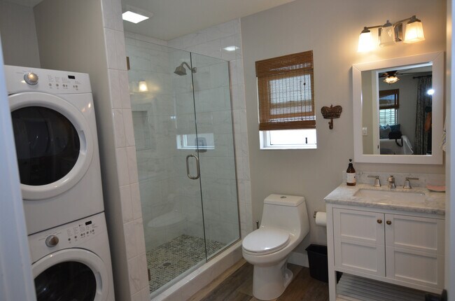 Building Photo - Charming Studio Guest house: Furnished Vacation Rental