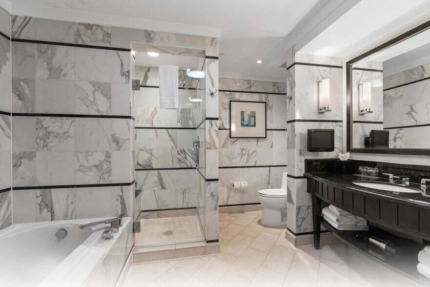 Building Photo - 4391 Collins Ave