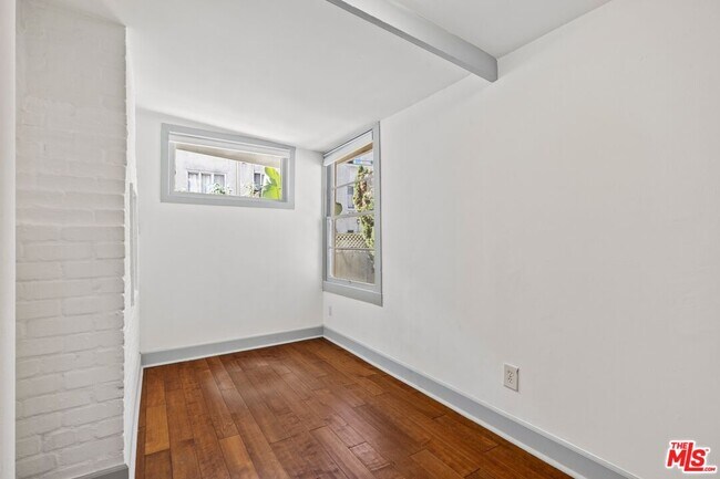 Building Photo - 153 Hollister Ave