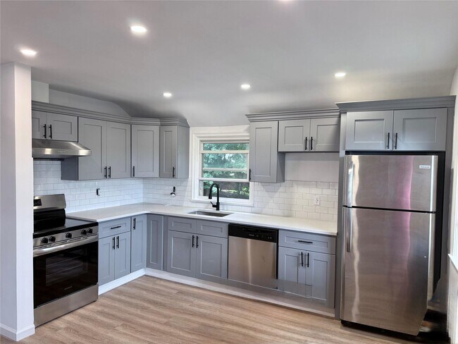 Building Photo - 414 Heathcote Ave