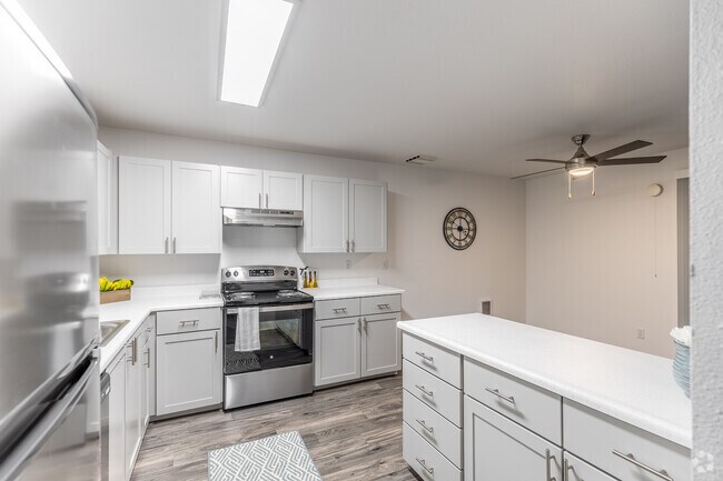 2BR, 2B - 1052SF - Woodspring Apt