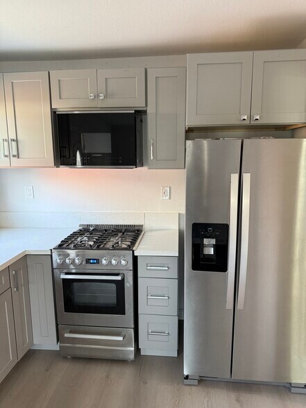 Building Photo - 631 N Brierwood Ave