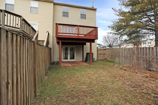 Building Photo - Charming End Of Group Townhome for Rent