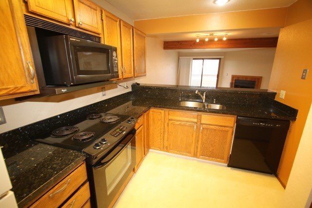 Building Photo - 2 Bedroom Condo on a Lake!