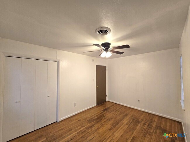 Building Photo - 616 W Ave E